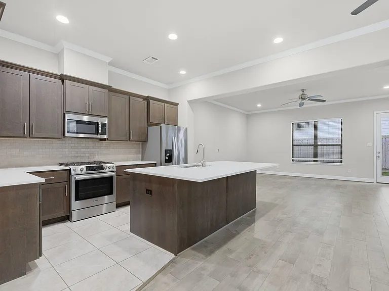 6011 Truro St #B — Photo 8