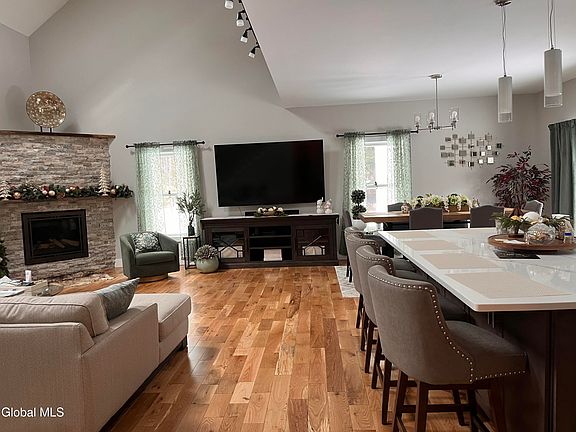 5th image of 41 Moffitt Road