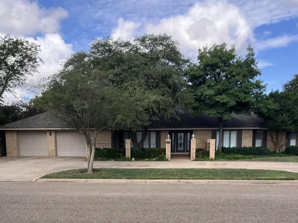 203 Navasota Dr, Plainview, TX 79072