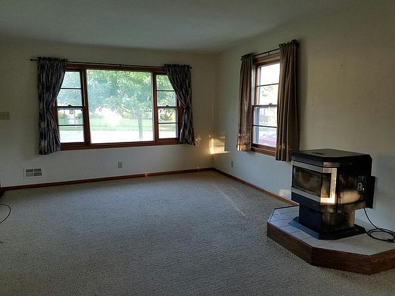 2nd image of 1028 Lincoln Dr E