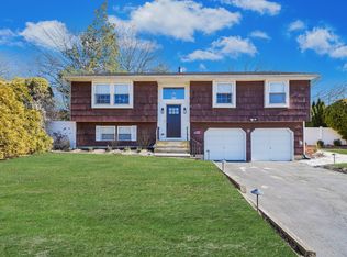 9 Sandy Hollow Ln, Ridge, NY 11961