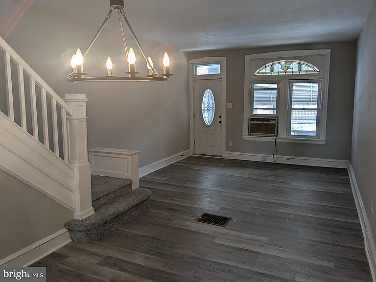 1261 Chase St — Photo 3