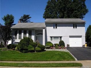 93 Country Dr, Plainview, NY 11803