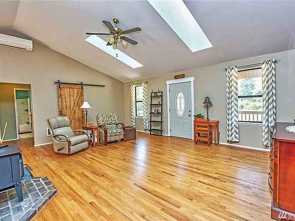 3rd image of 6437 Crest Dr SE
