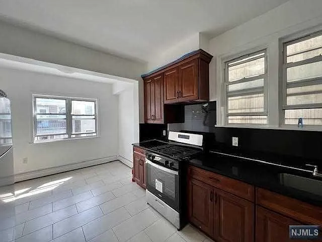 3 bed, 1.5 bath, $3,500 — Photo 2