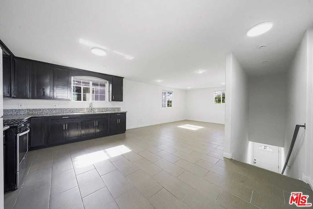 Building Photo - 10952 Wilmington Ave #10952