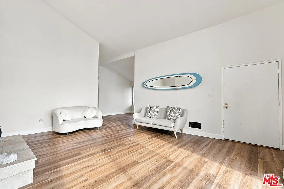 2 bed, 2.0 bath, 1142 sqft, $4,300 — Photo 2