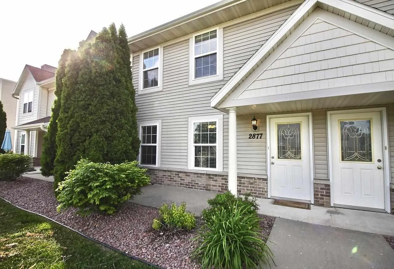 2877 Holiday Dr photo 1