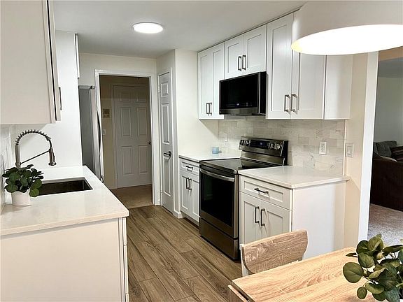 5th image of 1604 Holly Stream Ct #1604