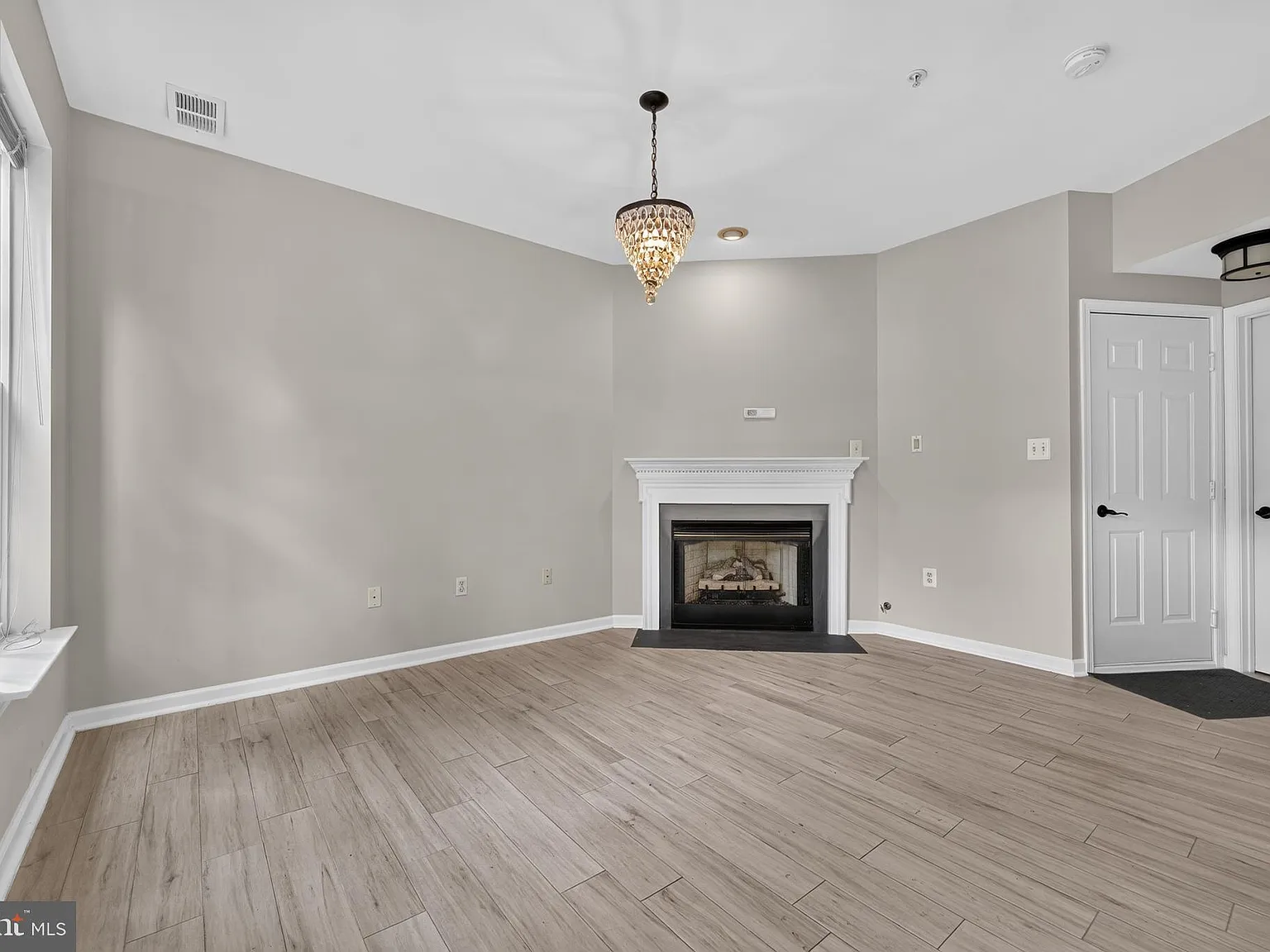 2 bed, 2.5 bath, 1935 sqft, $3,250 — Photo 2
