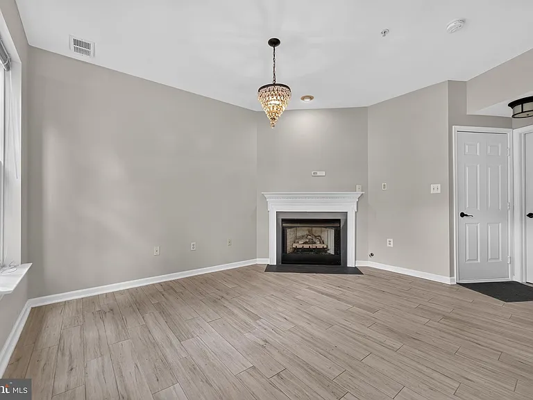 932 Harrison Cir — Photo 2