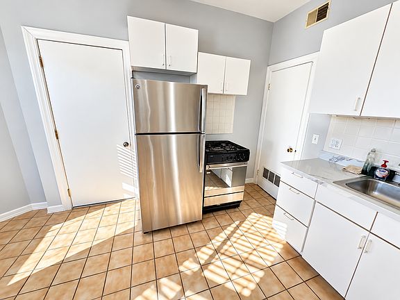 3rd image of 394 Riverway APT 10
