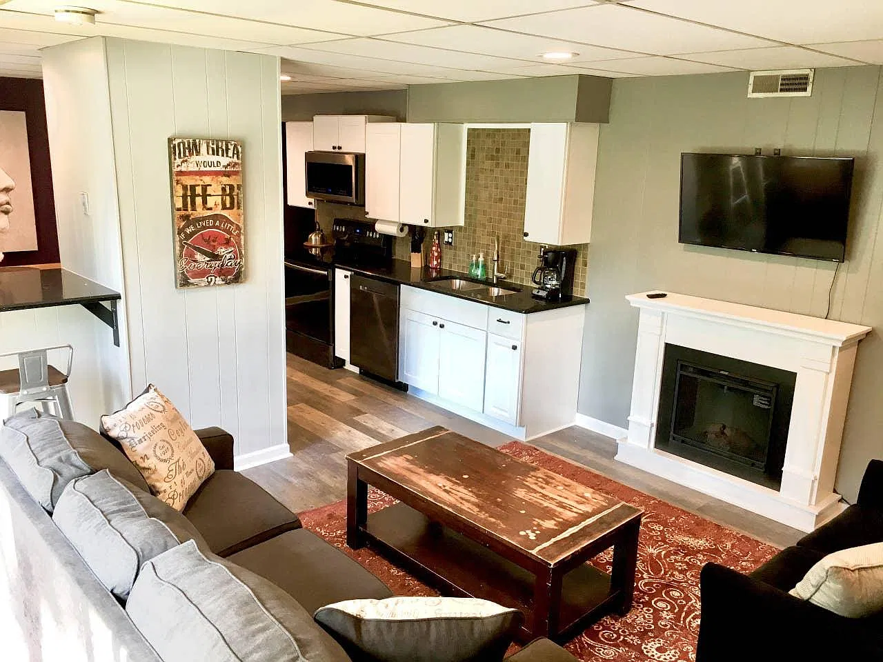 2 bed, 1000 sqft, $2,400 — Photo 1