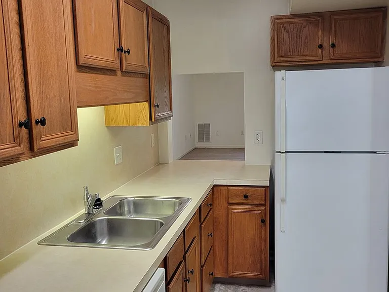 876 Salisbury Ct — Photo 7