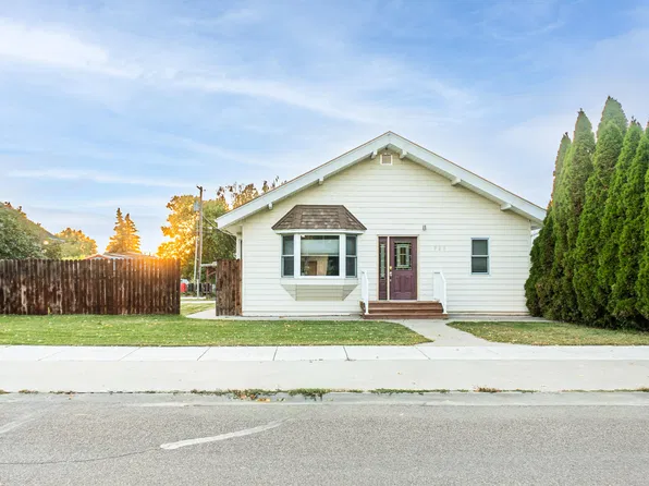 825 Indiana St, Chinook, MT 59523