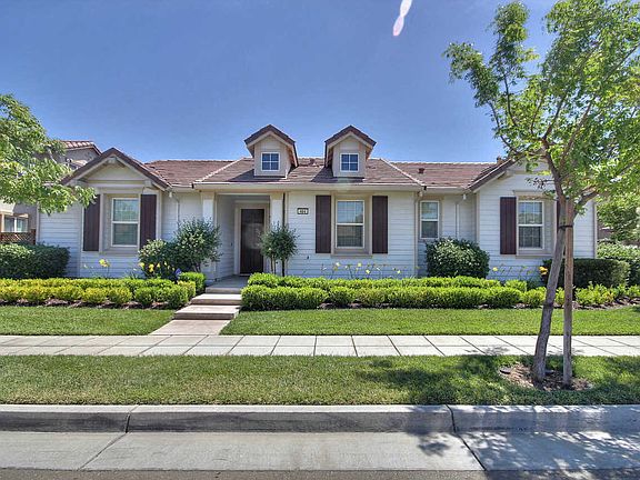 Beautifully Landscaped Frontyard
