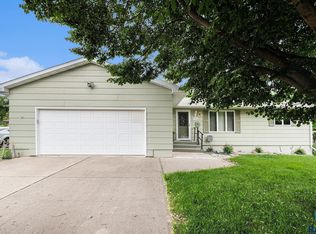704 N Summit Ave, Madison, SD 57042