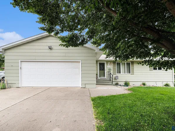 704 N Summit Ave, Madison, SD 57042