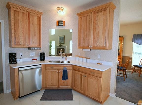 4th image of 3201 Crescent Knoll Dr