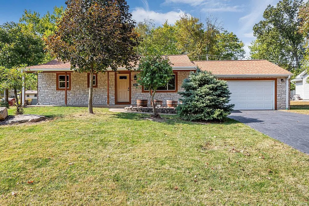 217 Highview Dr photo 1