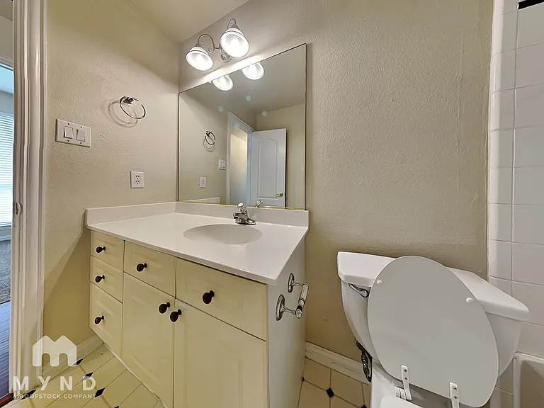 9860 Buckingham Ln — Photo 20