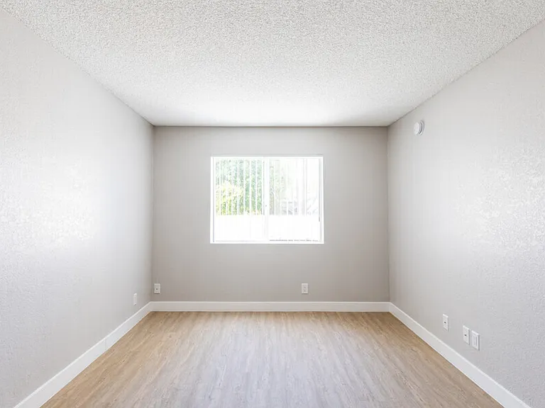 Spacious 2 Bedroom/2 Bath Apartment in KoreaTown - — Photo 9