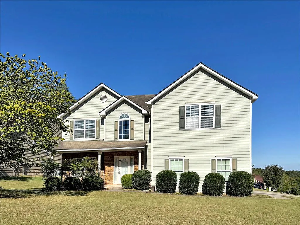 4 bed, 2.5 bath, 2410 sqft, $2,600 — Photo 2
