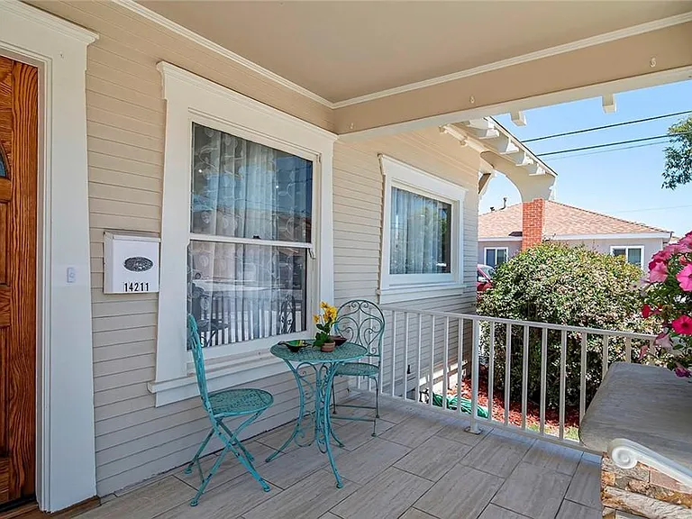 14211 Cedarwood St — Photo 2
