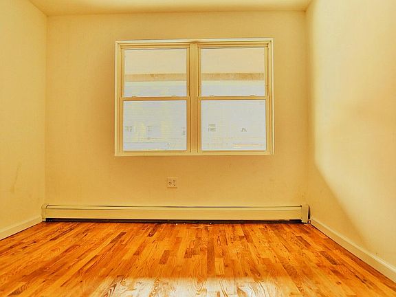 4th image of 3223 Pearsall Ave