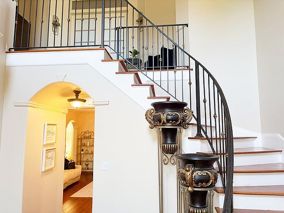 3rd image of 2339 Meverett Ln