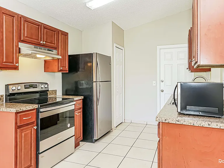 2980 N Huron Dr — Photo 4