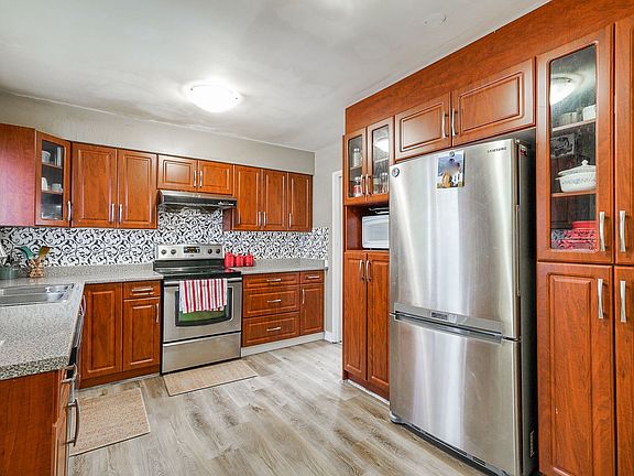 3rd image of 9903 Semiahmoo Rd