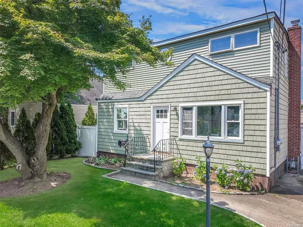 281 S 11th Street, Lindenhurst, NY 11757