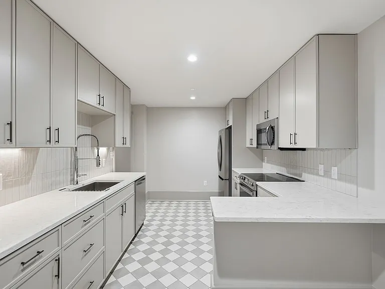 124 E McDonough St — Photo 51