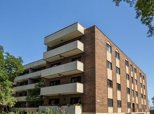 9244 Gross Point Rd APT 402, Skokie, IL 60077