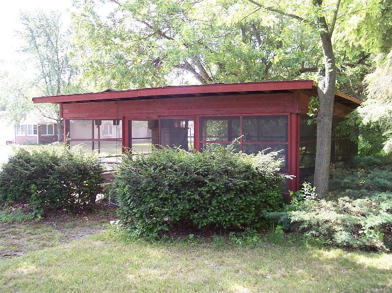 2nd image of 211 Leslie St