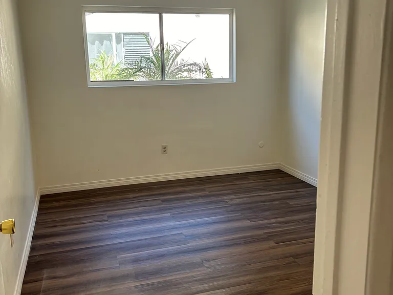 6829 Flora Ave #E — Photo 11