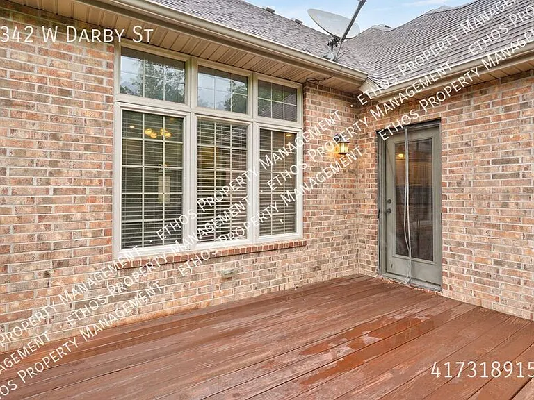 2342 W Darby St — Photo 52