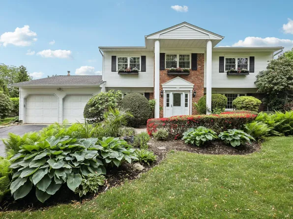 17 Suan Court, Greenlawn, NY 11740
