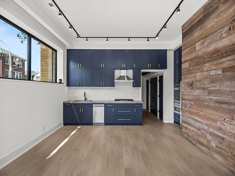 6556 S Minerva Ave #1W — Photo 2