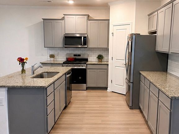 5th image of 418 Valley View Dr