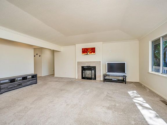 3rd image of 19059 Deer Hill Road