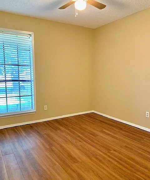 1301 N Knowles Dr — Photo 9