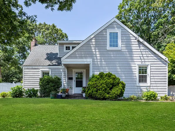 539 Manatuck Blvd, Brightwaters, NY 11718