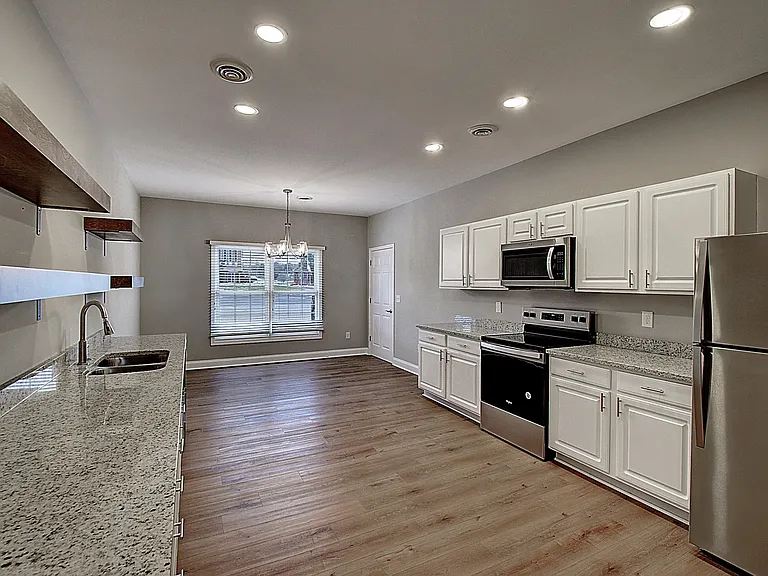 209 University Pkwy #10 — Photo 14