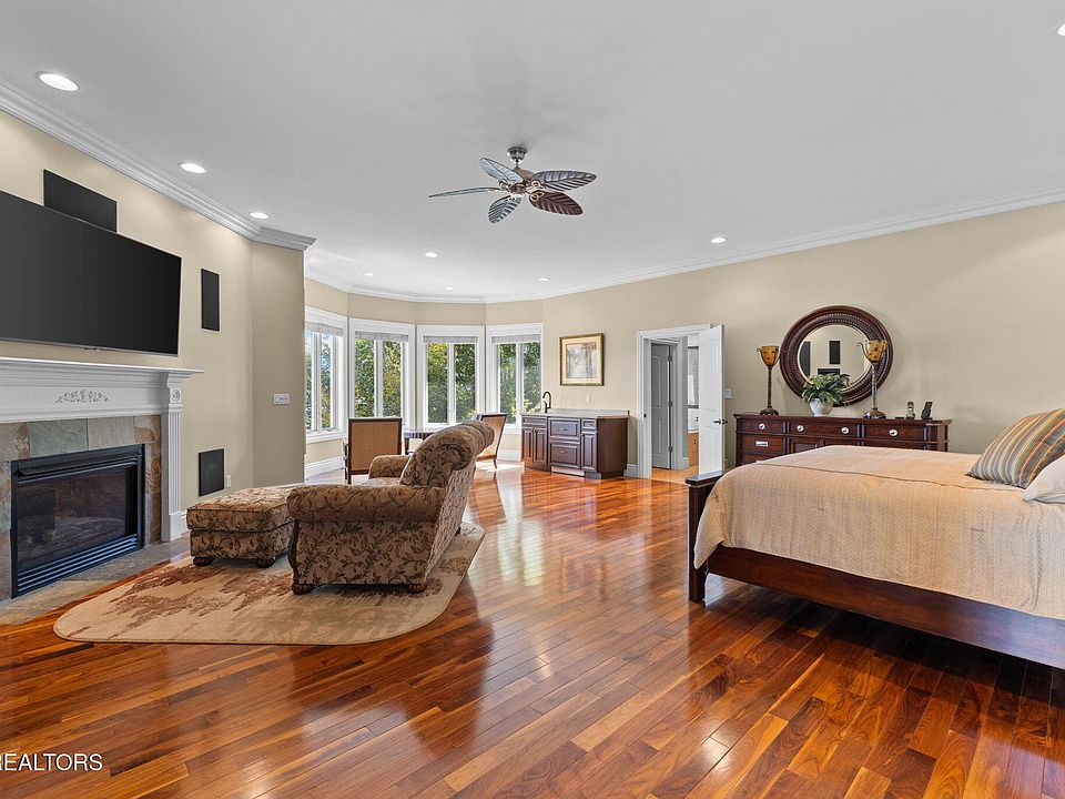 19th image of 643 Crown Pointe Rd