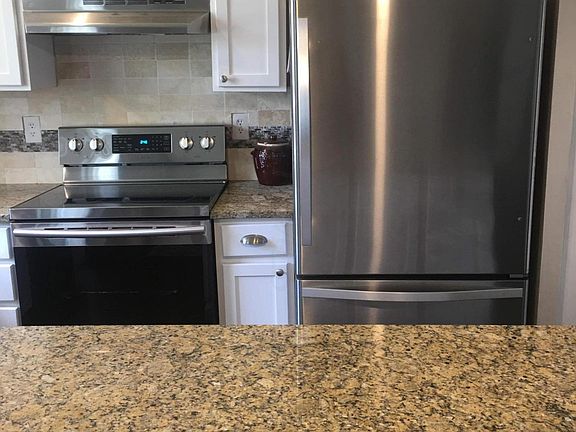 3rd image of 5888 Winshire Dr
