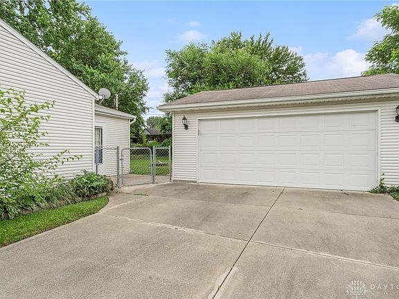 3rd image of 27 Sillman Ct