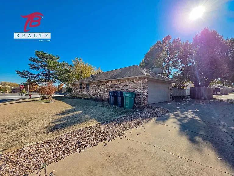 6811 Lyrewood Ln — Photo 5