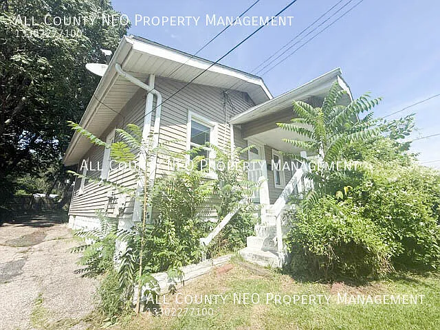 Cozy 2bedroom, 1bath Akron home that blends charm with everyday convenience! — Photo 2